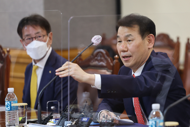 정은보 금융감독원장이 지난 3일 오후 서울 중구 은행회관에서 17개 국내은행 은행장들과 간담회를 주재하고 있다. 연합뉴스