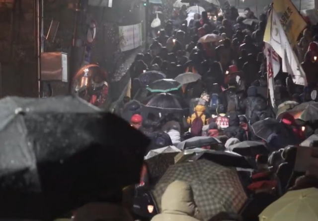 2017년 10월부터 이 전 대통령의 서울 논현동 사저 앞에서는 그의 구속을 촉구하는 단체들의 시위가 연일 진행됐다. 유튜브 캡처