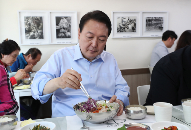 윤석열 대통령이 31일 부산 중구 자갈치 시장을 방문, 어업인 및 시장 상인과 오찬 간담회를 하고 있다. 연합뉴스