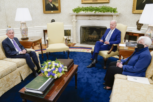조 바이든 미국 대통령이 제롬 파월 연방준비제도이사회(FRB) 의장(왼쪽)과 재닛 옐런 재무장관을 워싱턴 백악관 집무실에서 만나고 있다./AP연합뉴스