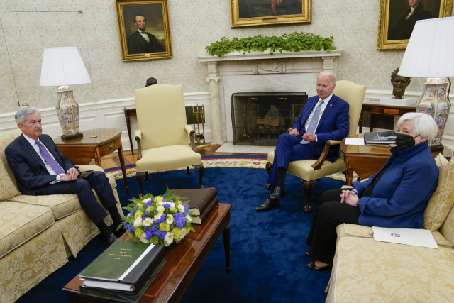 조 바이든(가운데) 미국 대통령이 31일(현지 시간) 제롬 파월(왼쪽) 연준 의장과 재닛 옐런 재무장관과 함께 인플레이션에 관해 논의하고 있다. 연합뉴스