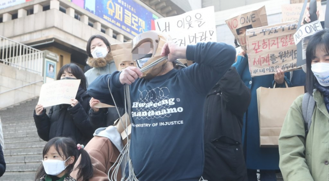 지난 2월 서울 세종문화회관 앞에서 화성외국인보호소 고문피해자가 보호소의 반인권적 행태를 규탄하고 있다. 연합뉴스