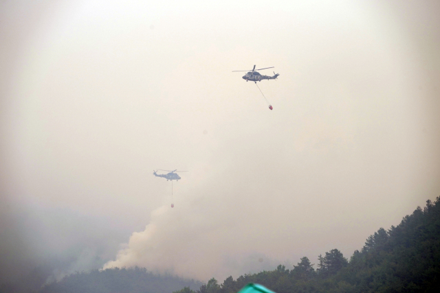 산불 진화용 헬기가 경남 밀양시 부북면 산불 현장에 1일 오전 물을 뿌리고 있다. 사진 제공=산림청