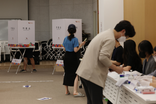 1일 서울 강서구 서울식물원에 마련된 가양1동 제8투표소에서 유권자들이 투표를 하고 있다. / 연합뉴스