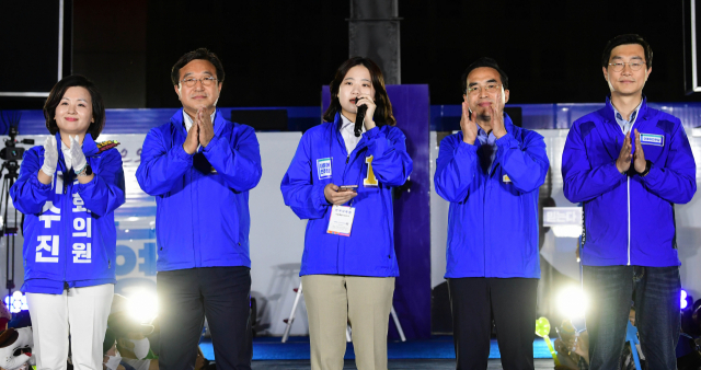 박지현 더불어민주당 공동비대위원장이 31일 서울 용산역광장에서 열린 송영길 서울시장 후보의 마지막 집중유세에서 지지를 호소하고 있다. / 연합뉴스