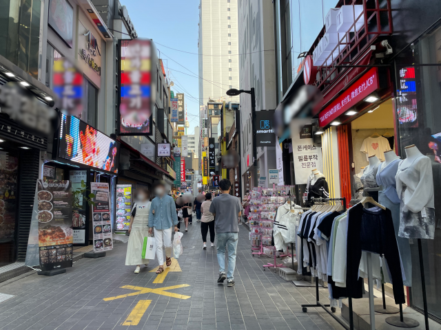 시민들이 1일 서울 중구 명동 거리를 찾아 쇼핑을 하고 있다. 박신원 기자
