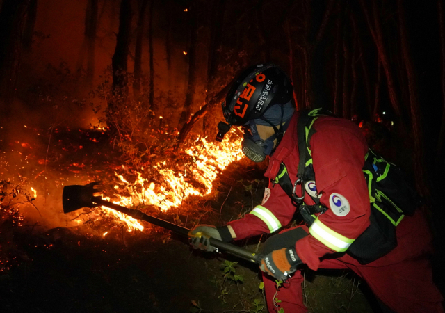 산림청 산림항공본부 소속 대원들이 5월 31일 밤 경남 밀양시 부북면 일원에서 산불을 진화 하고 있다. 사진 제공=산림청