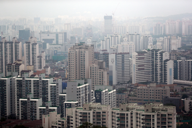 서울 노원구 아파트 전경. 한동안 주춤하던 2030세대가 노원구 등 상대적으로 가격이 저렴한 서울 외곽 지역 아파트 매수에 다시 나서고 있다. 연합뉴스