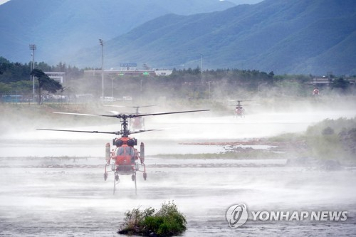 산림청 산불 진화 헬기들이 1일 오전 경남 밀양시 부북면 산불 현장에서 물을 담수하고 있다. 사진 제공=산림청