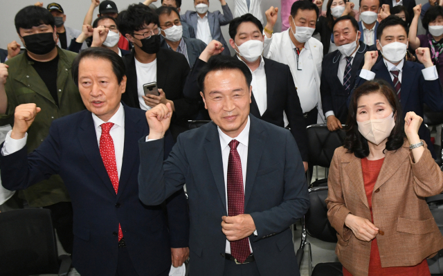 [교육감 선거] 출구조사서 진보·보수 각 7곳 우위, 3곳은 경합…보수 약진에 진보 교육감 시대 '퇴조'