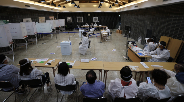 제8회 전국동시지방선거일인 1일 오후 코로나19 확진·격리자 투표가 이루어지고 있는 서울 종로구 사직 제1투표소가 한산하다. 연합뉴스