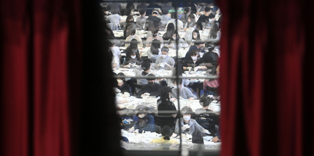 제8회 전국동시지방선거 투표가 끝난 1일 오후 서울 동대문구체육관에 마련된 개표소에서 관계자들이 개표작업을 하고 있다./권욱 기자 2022.06.01