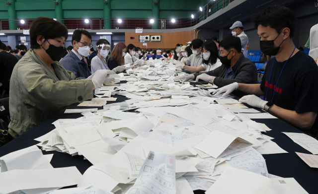 긴장감 도는 제8회 전국동시지방선거 개표작업