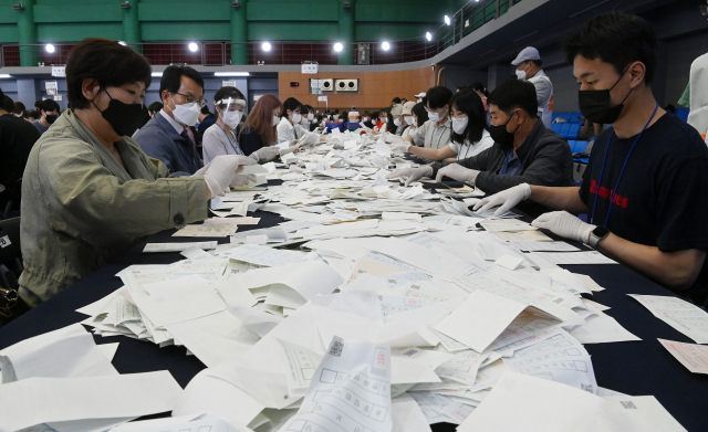 제8회 전국동시지방선거 투표가 끝난 1일 오후 서울 동대문구체육관에 마련된 개표소에서 관계자들이 개표작업을 하고 있다./권욱 기자 2022.06.01