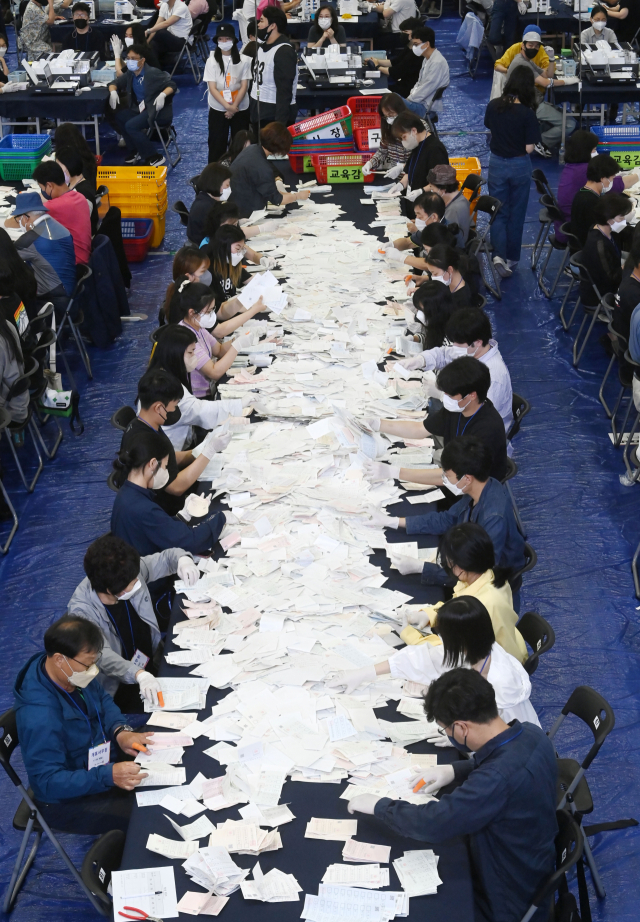 제8회 전국동시지방선거 투표가 끝난 1일 오후 서울 동대문구체육관에 마련된 개표소에서 관계자들이 개표작업을 하고 있다./권욱 기자 2022.06.01
