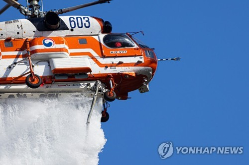 1일 오전 경남 밀양시 부북면 산불 현장에서 산불진화헬기가 물을 뿌리며 산불을 진화하고 있다. 사진=산림청