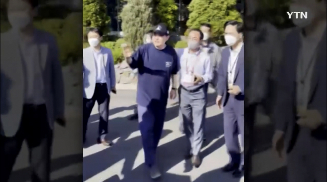 1일 청와대를 방문한 윤석열 대통령이 시민들과 인사하고 있다./사진=YTN 캡쳐