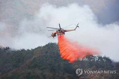 1일 오전 경남 밀양시 부북면 산불 현장에서 산불진화헬기가 산불지연제(리타던트)를 뿌리며 산불을 진화하고 있다. 사진=산림청