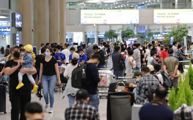 여행객들이 1일 인천국제공항 제1여객터미널 입국장으로 들어서고 있다. 영종도=연합뉴스