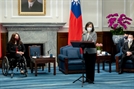 차이잉원 대만 총통(가운데)이 지난달 31일 대만 타이페이의 총통실에서 태미 더크워스(왼쪽) 미국 상원의원 등 미국 의회 대표단 방문 회담에 앞서 발언하고 있다. 로이터연합뉴스