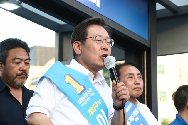 이재명 더불어민주당 총괄선대위원장이 지난달 31일 인천 계양구 계산역 앞에서 집중 유세를 벌이고 있다. /성형주 기자