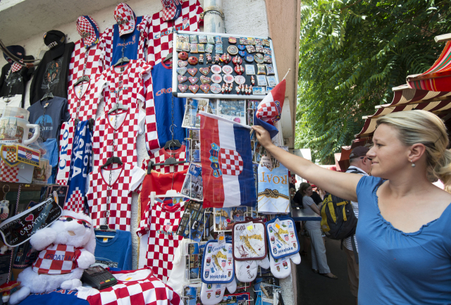 크로아티아 자그레브의 한 시장 상인이 물건을 살펴보고 있다. 신화연합뉴스