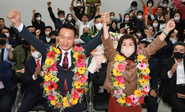 경기도교육감 선거에서 당선이 유력시되는 임태희 후보가 2일 오전 경기도 수원시 영통구 선거사무소에서 두 손을 들고 환호하고 있다. 경기사진공동취재단