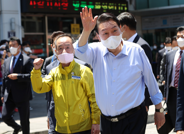 윤석열 대통령이 31일 부산 중구 자갈치시장을 방문, 시민들에게 손을 들어 인사하고 있다. 사진 제공=대통령실