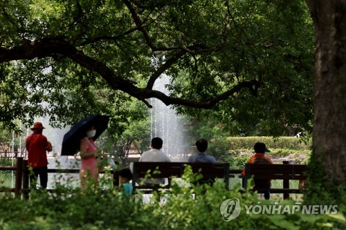 초여름 날씨가 지속되는 지난달 31일 오후 서울 보라매공원에서 시민들이 그늘 아래 앉아 분수를 바라보고 있다. 연합뉴스