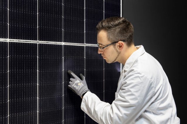 한화큐셀 직원이 태양광 모듈 검사를 진행하고 있다. 사진제공=한화큐셀
