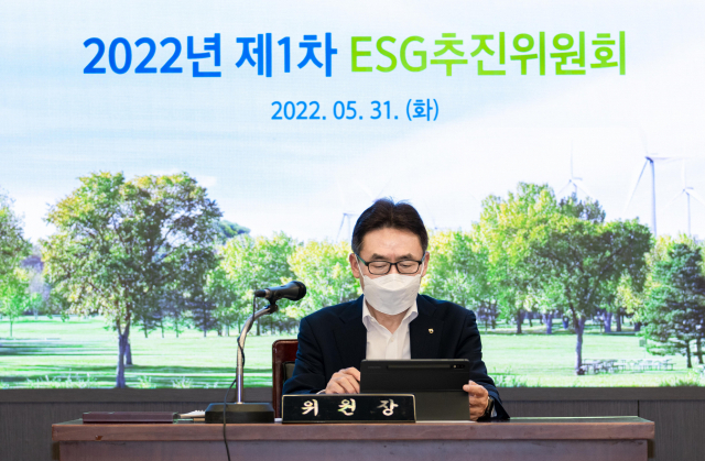 김춘안 농협은행 농업·녹색금융 부문 부행장이 5월 31일 서울 중구 본점에서 개최된 제1차 ESG추진위원회에서 모두발언을 하고 있다.