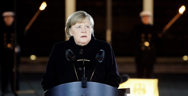 작년 12월 퇴임을 앞둔 메르켈 전 총리가 독일 연방군 고별 열병식에서 연설하는 모습이다. EPA연합뉴스