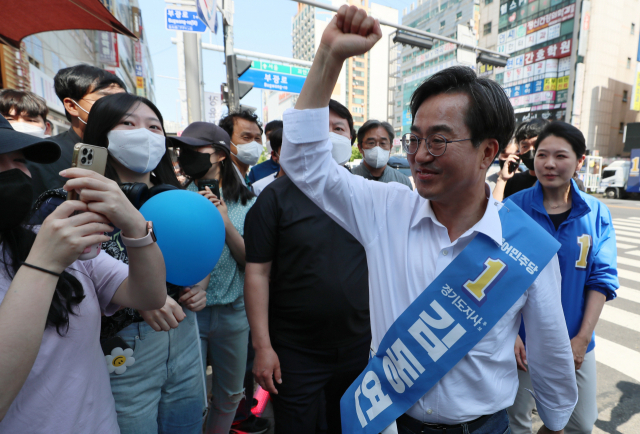 김동연 더불어민주당 경기도지사 후보가 6.1 지방선거를 하루 앞둔 31일 경기도 부천 역곡남부역사거리를 방문, 시민들과 인사하고 있다. 연합뉴스