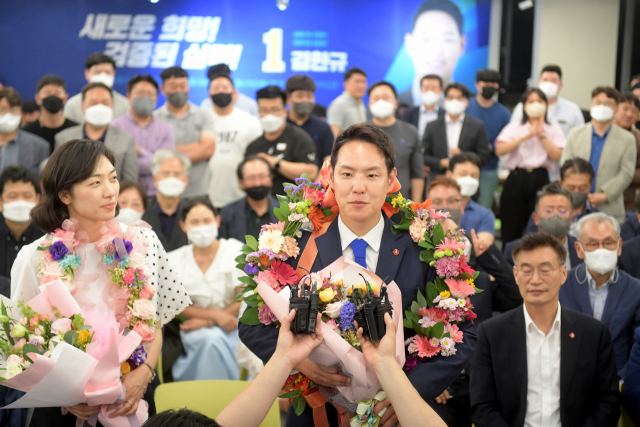 2일 더불어민주당 김한규 제주시을 국회의원 보궐선거 후보가 제주시 중앙로 선거사무소에서 당선이 확실해지자 꽃목걸이를 걸고 소감을 말하고 있다. /제주=연합뉴스