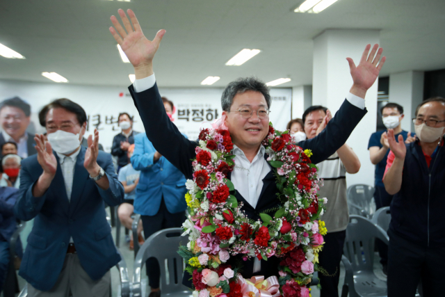 6·1 지방선거와 함께 치러진 원주갑 국회의원 보궐선거에 출마한 박정하 국민의힘 후보가 2일 원주시 선거사무소에서 당선이 유력해지자 꽃다발을 받은 뒤 손을 들어 환호하고 있다. /원주=연합뉴스