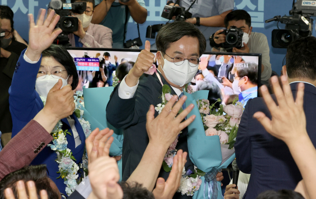 김동연 더불어민주당 경기도지사 후보가 2일 오전 경기도 수원시 팔달구 선거사무소에서 당선이 확실시되자 환호하고 있다. / 연합뉴스