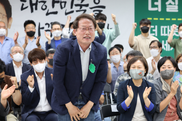 [교육감 선거] 진보 겨우 과반 지켰다…진보 9곳·보수 8곳 '균형'