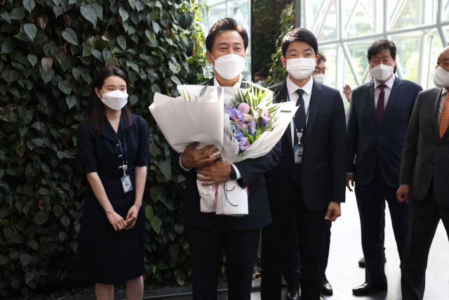 오세훈 서울시장이 2일 시청 본관에서 직원들로부터 꽃다발을 받고 있다. 연합뉴스