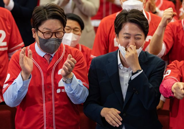 국민의힘 이준석 대표와 권성동 원내대표가 1일 서울 여의도 국회도서관에 마련된 '국민의힘 제8회 지방선거 개표상황실'에서 출구조사 방송을 시청하며 기뻐하고 있다. 연합뉴스