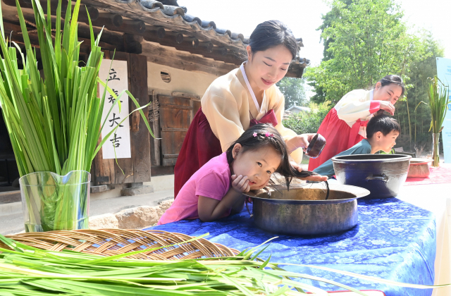 단오를 하루 앞둔 2일 오전 서울 종로구 국립민속박물관 오촌댁 앞마당에서 열린 '단오 세시체험' 행사에서 어린이들이 창포물에 머리감기 체험을 하고 있다. 단오에는 창포 삶은 물로 머리를 감는 풍속이 있다. 창포 특유의 향기가 나쁜 귀신을 쫓으며, 창포물로 머리를 감으면 머리에 윤기가 난다는 이유에서다./권욱 기자 2022.06.02