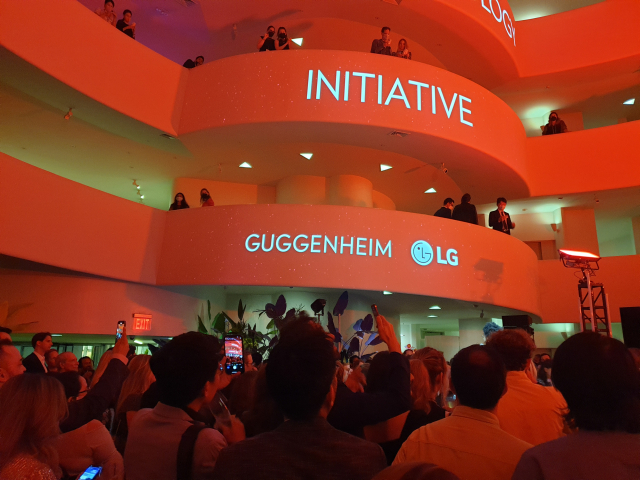 1일(현지 시간) 미국 뉴욕시 구겐하임 미술관에서 열린 ‘LG-구겐하임 글로벌 파트너십’ 행사 참석자들이 LG의 예술가 지원 방안을 듣고 있다. 뉴욕=김영필특파원
