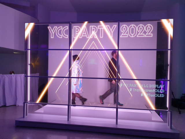 1일(현지 시간) 미국 뉴욕시 구겐하임 미술관에 설치된 투명 OLED를 행사 참석자들이 지나가고 있다. 뉴욕=김영필특파원