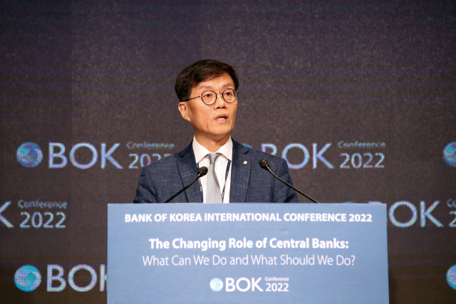 이창용 한국은행 총재가 2일 오전 ‘2022년 BOK 국제컨퍼런스’에서 개회사를 낭독하고 있다. 사진제공=한은
