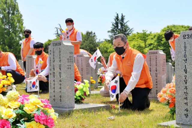 한화커뮤니케이션위원회 김신연(오른쪽 첫번째) 사장을 비롯한 한화그룹 충청지역 봉사단이 3사병 묘역을 찾아 봉사활동을 진행하고 있다. 사진제공=한화갤러리아타임월드