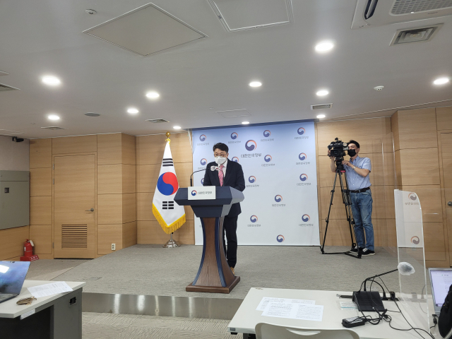 최우혁 과학기술정보통신부 전파정책국장이 5G 주파수 할당 추진 방향에 대해 발표하고 있다./강도림 기자