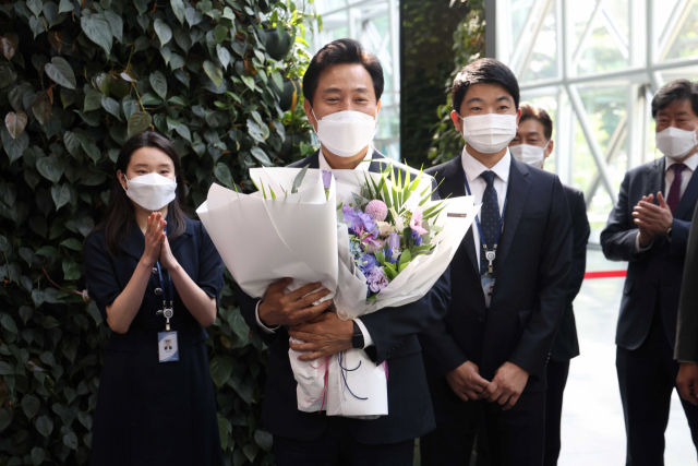 서울시장 4선에 성공한 오세훈 서울시장이 2일 오전 서울시청으로 출근해 직원들에게 축하 꽃다발을 받고 있다./권욱 기자 2022.06.02