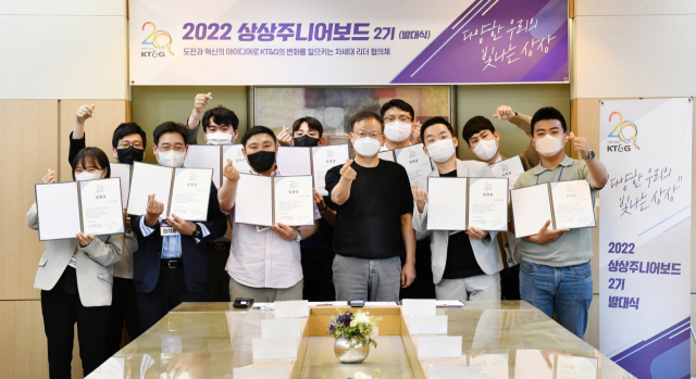 백복인(앞줄 오늘쪽 세번째) KT&G 사장과 ‘상상주니어보드’ 2기 멤버들이 지난달 31일 KT&G 서울 본사에서 발대식을 마치고 기념 촬영을 하고 있다. 사진 제공=KT&G