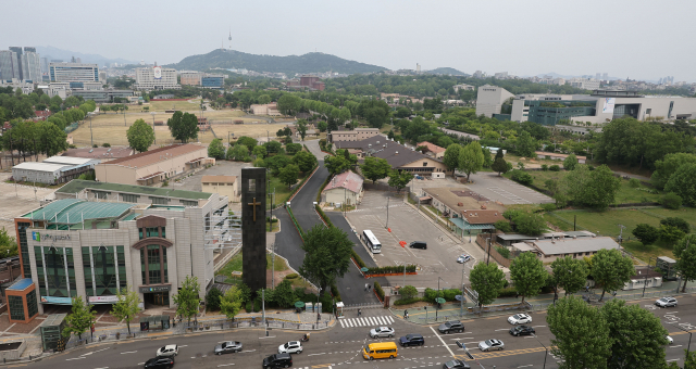 대통령 집무실 인근의 용산공원 부지가 오는 10일일부터 19일까지 국민에게 시범 개방된다. 사진은 지난달 서울 용산 대통령실 청사 인근 용산공원 시범개방 부지의 모습/ 연합뉴스