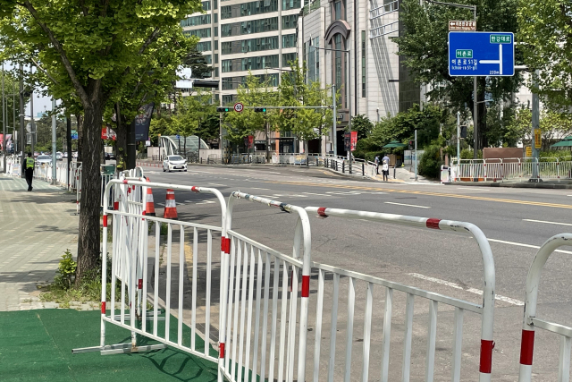 서울 용산 이촌역 인근 대통령실 출입구(미군기지 13번 게이트) 주변에 바리케이드가 설치돼 있다. /연합뉴스