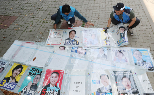 제8회 전국동시지방선거가 종료된 2일 오전 광주 북구 일곡동의 한 거리에서 광주광역시옥외광고물협회 관계자들이 선거 벽보를 철거하고 있다. 광주=연합뉴스